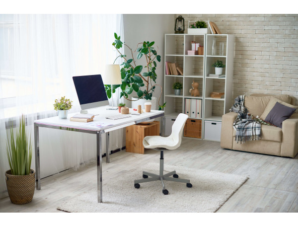 Biuro w salonie - jak wydzielić dwie strefy w jednym pomieszczeniu?